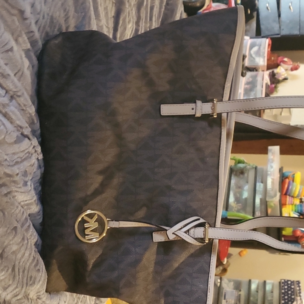 Michael kors large purse, in amazing condition